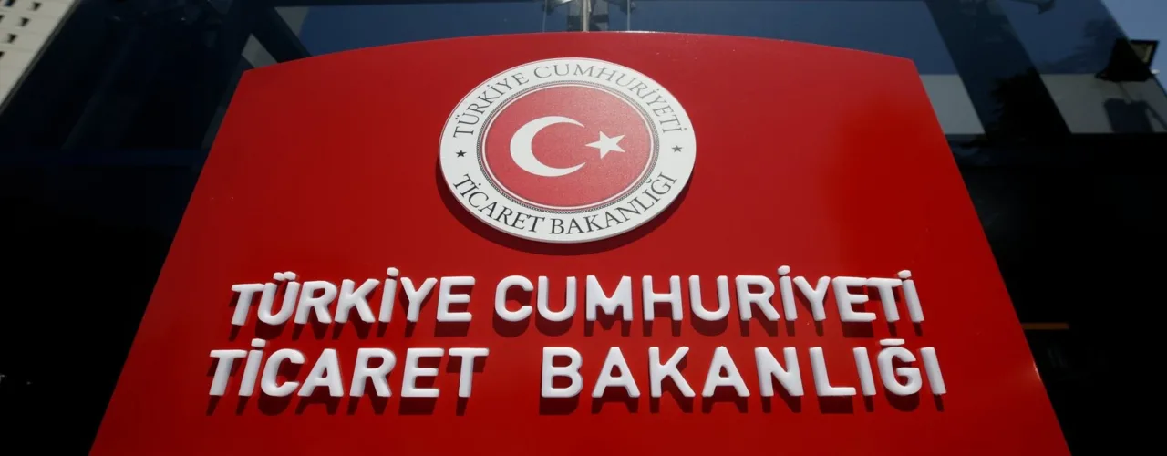 Türkiye Cumhuriyeti Ticaret Bakanlığı logosu ve tabelası, ihracat desteklerini temsil ediyor.