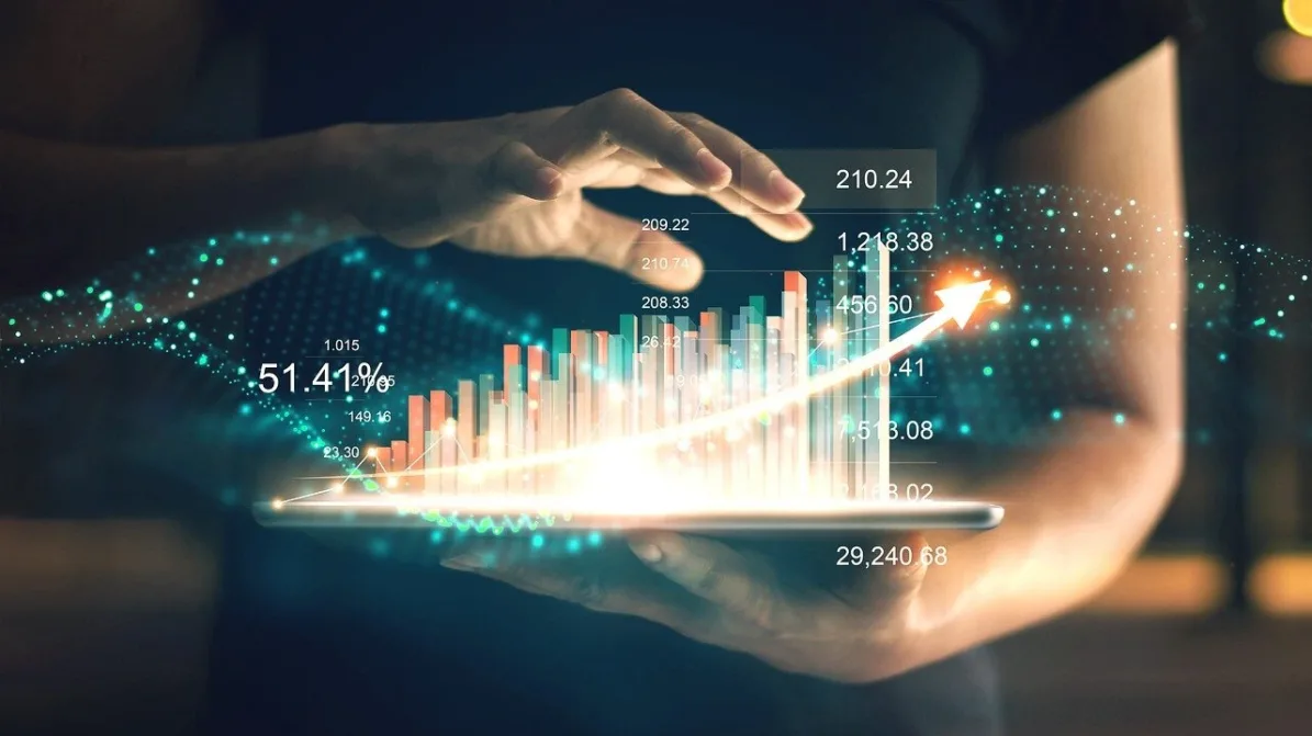 Bir iş insanı, büyüyen bir grafik üzerinden dijital ihracat verilerini tablet aracılığıyla analiz ediyor.