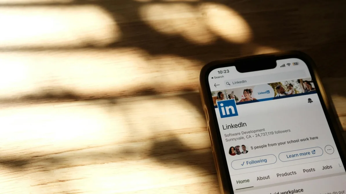 Bir akıllı telefon ekranında açık olan LinkedIn uygulaması, profesyonel sosyal ağ platformunu gösteriyor.